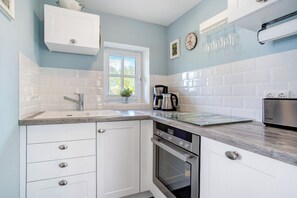 Fridge, oven, stovetop, dishwasher - Holiday Apartment 'Reetferienhaus Lütt' with Shared Terrace & Wi-Fi (Schaprode)