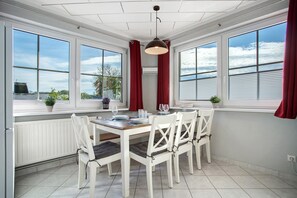 Dining - Apartment 'Rügenferienhaus ' with Shared Terrace and Wi-Fi (Schaprode)