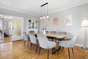 Dining - Apartment 'Rügenferienhaus ' with Shared Terrace and Wi-Fi (Schaprode)