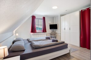 3 bedrooms, free WiFi - Apartment 'Rügenferienhaus ' with Shared Terrace and Wi-Fi (Schaprode)
