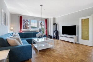 Una televisión, una chimenea, una mesa de tenis de mesa