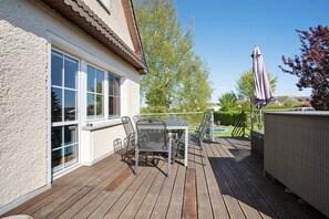 Outdoor dining - Apartment 'Rügenferienhaus ' with Shared Terrace and Wi-Fi (Schaprode)