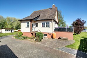 Exterior - Apartment 'Rügenferienhaus ' with Shared Terrace and Wi-Fi (Schaprode)