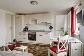 Unclassified image, 2 of 6, button - Holiday Apartment 'Kapitänsferienhaus Romantik' with Shared Terrace & Wi-Fi (Schaprode)