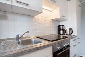 Fridge, oven, stovetop, dishwasher - Holiday Apartment 'Kapitänsferienhaus Hiddenseeblick' with Shared Terrace & Wi-Fi (Schaprode)