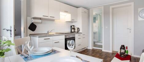 Fridge, oven, stovetop, dishwasher