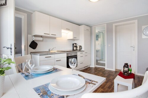 Ferienwohnung 'Kapitänsferienhaus Hiddenseeblick' mit Gemeinschaftsterrasse und WLAN