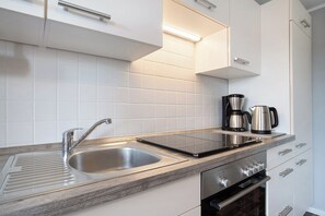 Frigorífico, horno, placa de cocina y lavavajillas