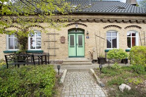 Exterior - Holiday Apartment 'Kapitänsferienhaus Hiddenseeblick' with Shared Terrace & Wi-Fi (Schaprode)