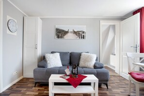 TV - Holiday Apartment 'Kapitänsferienhaus Hiddenseeblick' with Shared Terrace & Wi-Fi (Schaprode)