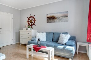 TV - Holiday Apartment 'Kapitänsferienhaus Admiralität' with Shared Terrace & Wi-Fi (Schaprode)