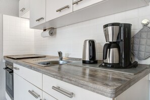 Fridge, oven, stovetop, dishwasher - Holiday Apartment 'Kapitänsferienhaus Admiralität' with Shared Terrace & Wi-Fi (Schaprode)