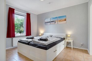1 bedroom, free WiFi - Holiday Apartment 'Kapitänsferienhaus Admiralität' with Shared Terrace & Wi-Fi (Schaprode)