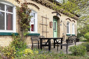 Outdoor dining - Holiday Apartment 'Kapitänsferienhaus Admiralität' with Shared Terrace & Wi-Fi (Schaprode)