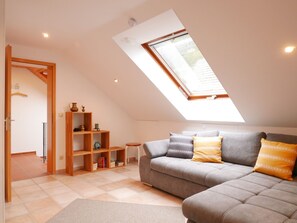 TV, stereo - Holiday Apartment "Am Eiberg" with Mountain View, Private Terrace & Wi-Fi (Bad Wildbad)