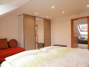 2 bedrooms, iron/ironing board, free WiFi, bed sheets