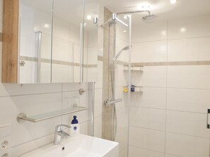 Dusche, Haartrockner, Handtücher