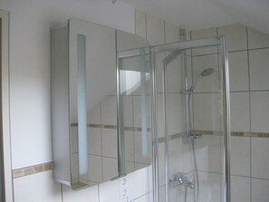 Badewanne, Haartrockner, Handtücher