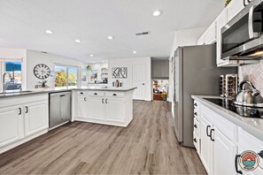 Refrigerador, microondas, horno, placa de cocina