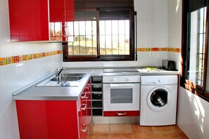 Geladeira, micro-ondas, fogão, cafeteira/chaleira