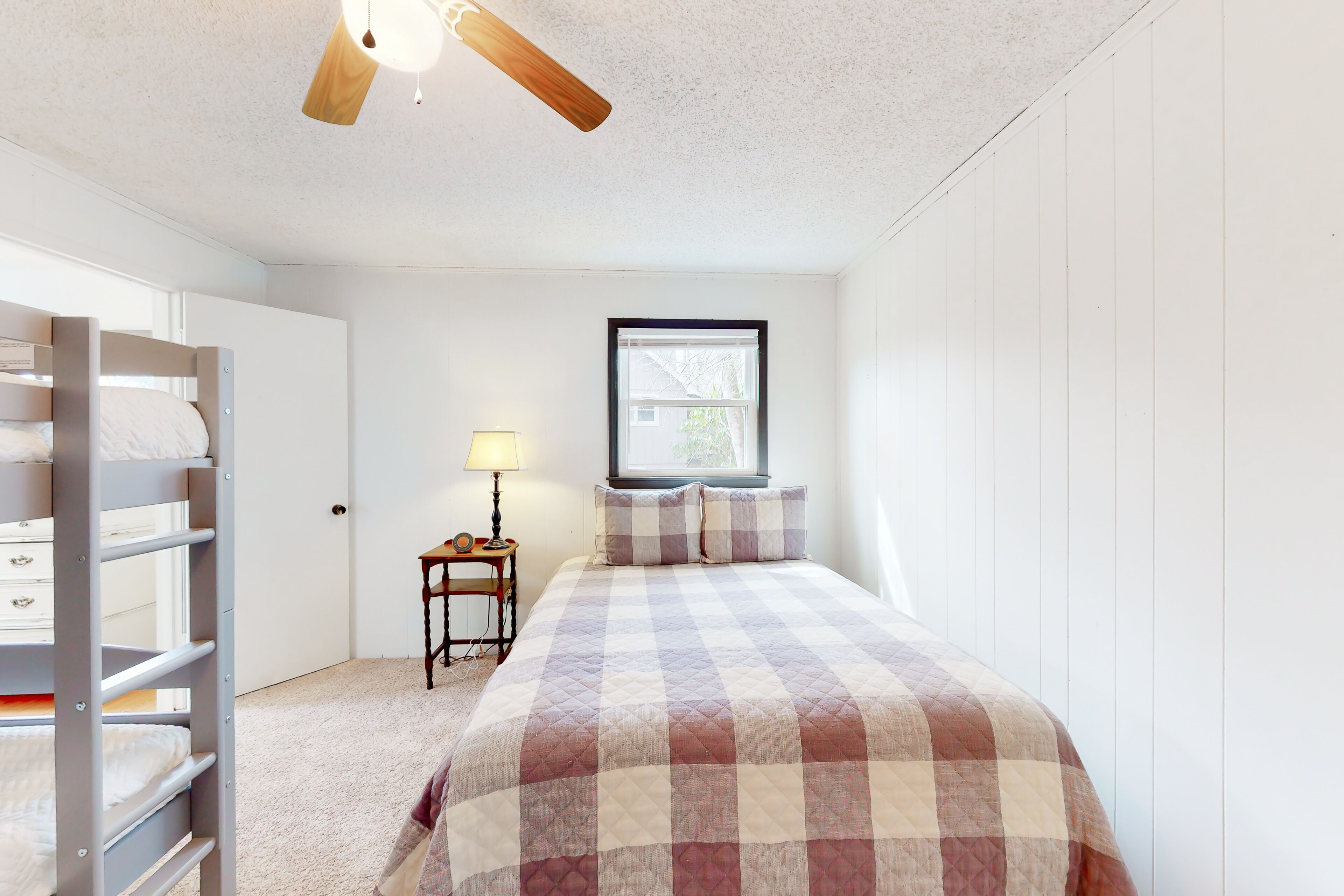 cottage with fireplace, tennis court, pool, deck, W\/D