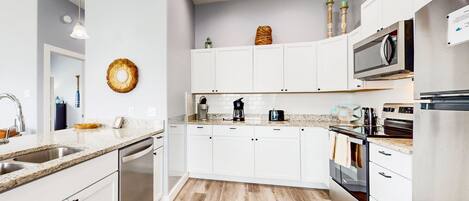 Refrigerador, microondas, horno y parrilla de estufa