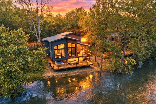 Serenity Shores, Riverfront Cabin in Broken Bow