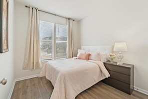 4 室のベッドルーム、セーフティボックス (室内)、デスク、アイロン / アイロン台