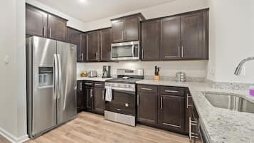 Frigorífico, microondas, horno y placa de cocina