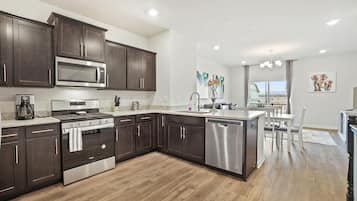 Frigorífico, microondas, horno y placa de cocina