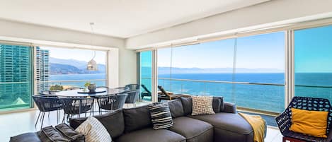 Fernseher, Tischfußball, Tischtennisplatte