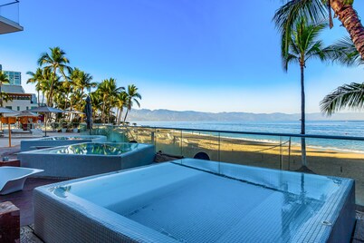 Tropical & modern condo with scenic balcony, hot tub, pool - amazing views