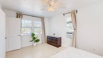 1 slaapkamer, een strijkplank/strijkijzer, wifi, beddengoed