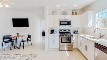 Een koelkast, een magnetron, een oven, een kookplaat