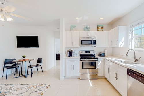 Updated 2nd-floor home in great locale with high-speed WiFi - snowbird-friendly