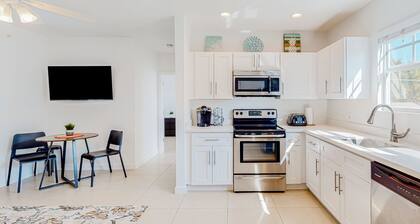 Updated 2nd-floor home in great locale with high-speed WiFi - snowbird-friendly