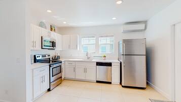 Een koelkast, een magnetron, een oven, een kookplaat