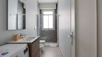 Dusche, Haartrockner, Bidet, Handtücher