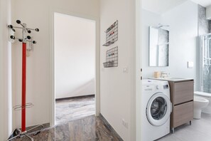 Shower, hair dryer, bidet, towels