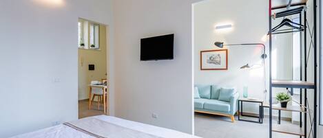 1 habitación, tabla de planchar con plancha y ropa de cama