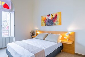 1 habitación, tabla de planchar con plancha y ropa de cama 