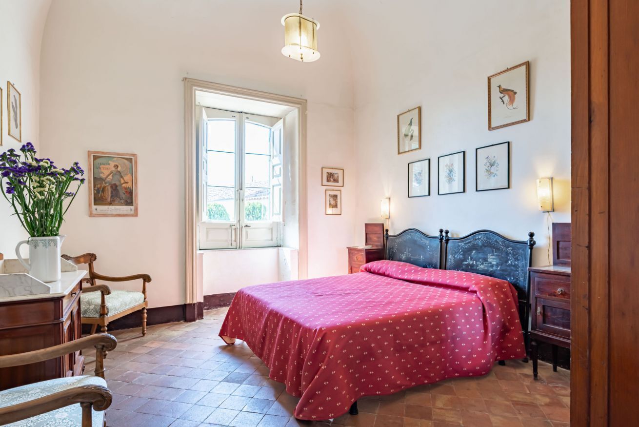5 habitaciones, tabla de planchar con plancha, internet y ropa de cama 
