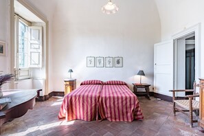 5 bedrooms, iron/ironing board, Internet, bed sheets - GuestHost - Wonderful 19th-century villa of about 190 sqm, on two levels, able to accommodate up to 10 people. The villa, with panoramic views of Mount Etna, boasts a large garden with olive grove and an external courtyard. The property is located in Tre (Trecastagni)