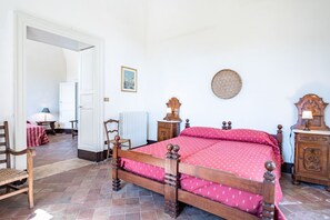 5 bedrooms, iron/ironing board, Internet, bed sheets