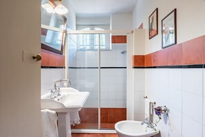 Shower, hair dryer, bidet, towels - GuestHost - Wonderful 19th-century villa of about 190 sqm, on two levels, able to accommodate up to 10 people. The villa, with panoramic views of Mount Etna, boasts a large garden with olive grove and an external courtyard. The property is located in Tre (Trecastagni)