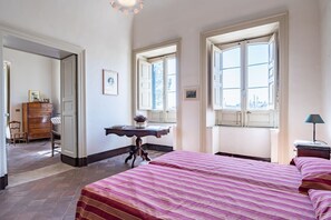 5 Schlafzimmer, Bügeleisen/Bügelbrett, Internetzugang, Bettwäsche