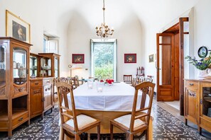 Dining - GuestHost - Wonderful 19th-century villa of about 190 sqm, on two levels, able to accommodate up to 10 people. The villa, with panoramic views of Mount Etna, boasts a large garden with olive grove and an external courtyard. The property is located in Tre (Trecastagni)