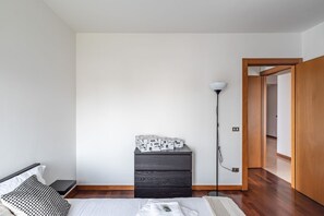 1 bedroom - GuestHost - Apartment located on the second floor of a building with a lift.In 80 square meters it comfortably accommodates 4 people with a double bedroom and a sofa bed in the living room.We are located in a residential area, Palestro, 6 km away from th (Padova)