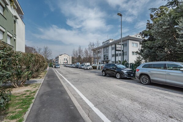 Property grounds - GuestHost - Apartment located on the second floor of a building with a lift.In 80 square meters it comfortably accommodates 4 people with a double bedroom and a sofa bed in the living room.We are located in a residential area, Palestro, 6 km away from th (Padova)