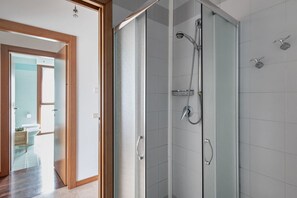 Een bad/douchecombinatie, een bidet